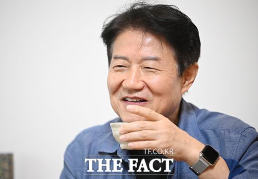 정치 현실에 대한 인식은 예리했다. 지난해 12월 3일 밤 선포된 계엄 상황은 그에게 깊은 충격으로 다가왔다. 박정희·전두환의 시절을 지나온 그에게 '계엄'이라는 단어가 다시 등장한 현실은 40년 시간을 거슬러 올라간 듯한 당혹이었다. /박헌우 기자