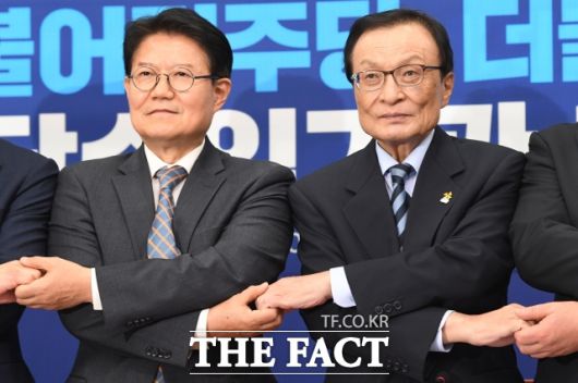 그런 부채감은 이후 그를 창당과 정치개혁 운동으로 이끌었다. 효순·미선 추모에서 시작됐던 촛불은 윤석열 전 대통령 파면의 '응원봉' 물결로 이어졌다. 그는 그 흐름에서 시민이 바꾼 정치의 가능성을 다시금 확인했다고 말했다. 2020년 더불어시민당 대표 시절 우 명예교수. /남윤호 기자