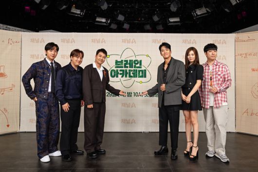 배우 이상엽, 방송인 황제성 전현무, 배우 하석진 윤소희, 유튜버 궤도(왼쪽부터)가 29일 오전 11시 진행된 '브레인 아카데미' 온라인 제작발표회에 참석해 포즈를 취하고 있다. /채널A