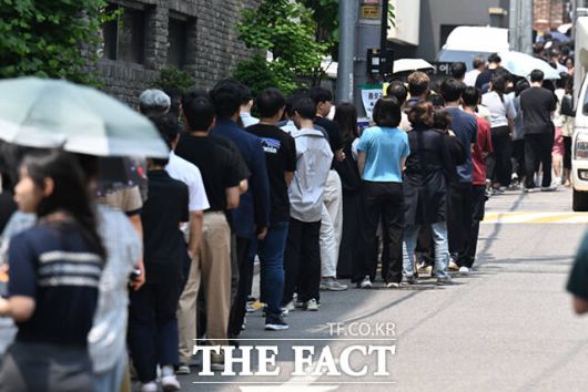 제21대 대통령선거 사전투표 첫날인 29일 서울 종로구 사직동 주민센터에 마련된 사전투표소를 찾은 시민들이 투표를 하기 위해 줄지어 서 있다. /이새롬 기자