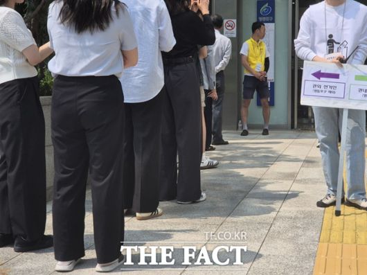 이날 여의동 사전투표소에 모인 유권자 대다수는 직장인이었다. /송호영 기자