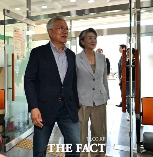 문재인 전 대통령이 제21대 대선 사전투표를 마치고 "내란 세력과 내란 동조 세력을 투표로 압도적으로 심판해야 한다"고 밝혔다. 문 전 대통령과 김정숙 여사가 29일 오전 사전투표를 하기 위해 경남 양산시 하북면 주민자치센터에 들어서고 있다. /뉴시스