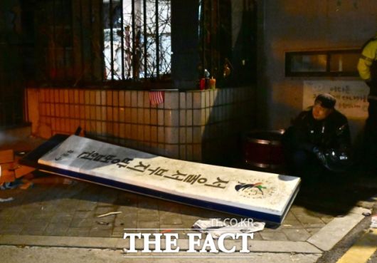 12.3 비상계엄 선포로 내란 우두머리 혐의가 적용된 윤석열 대통령이 구속된 1월 19일 오전 일부 윤 대통령 지지자들이 구속영장을 발부한 서울 마포구 서울서부지방법원에 난입해 간판이 떨어져 파손돼 있다. /이새롬 기자