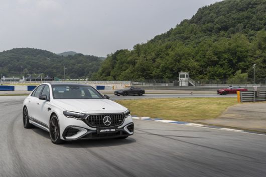 E 53 하이브리드 4MATIC+는 3.0ℓ 직렬 6기통 엔진과 전기모터가 결합된 플러그인 하이브리드 모델로, 시스템 총 출력은 585마력에 달한다. /메르세데스-벤츠 코리아