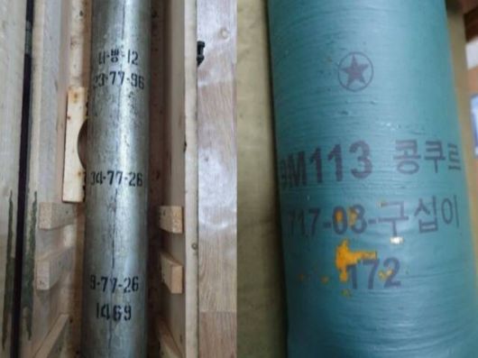 MSMT는 보고서를 통해 우크라이나 전장에서 발견된 북한제 다연장로켓포(왼쪽)와 9M113 대전차미사일을 공개했다. /MSMT 보고서 갈무리