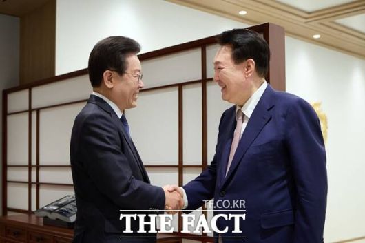 윤석열 전 대통령(오른쪽)이 2024년 4월 29일 용산 대통령실에서 이재명 전 더불어민주당 대표와 만나 악수를 하고 있다. /대통령실