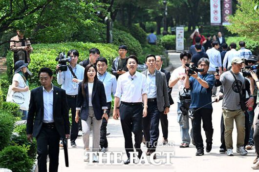 이준석 개혁신당 대선 후보는 지난 28일 오후 서울 영등포구 여의도 공원에서 산책유세를 하며 지지를 호소했다. /남용희 기자