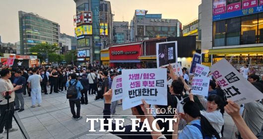 이준석 개혁신당 대통령 후보가 30일 오후 서울 서대문구 현대백화점 신촌점 인근 광장에서 유세를 벌이며 지지를 호소하고 있는 가운데 '극우 후보 반대하는 서울서부지역 사람들' 단체가 피켓을 들고 사퇴를 촉구하고 있다. /신촌=서다빈 기자