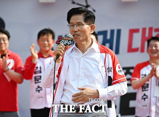 더불어민주당은 31일 보수성향 역사 교육 단체의 조직적 댓글 활동 정황을 과거 국정원 댓글조작 사건에 빗대 '선거부정'이라고 강하게 비판했다. 해당 단체와 윤석열 정권, 김문수 국민의힘 후보 캠프의 연관 가능성을 제기하고 즉각적인 수사도 촉구했다./박헌우 기자