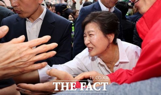 박근혜 전 대통령이 31일 대구 서문시장을 방문해 상인들과 악수하고 있다. /뉴시스