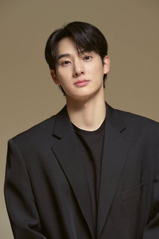 배우 정가람이 넷플릭스 오리지널 시리즈 '탄금'에서 함께 호흡을 맞춘 엄지원 이재욱 조보아 등을 언급하며 그들 덕분에 연기에 몰입할 수 있었다고 전했다. /넷플릭스