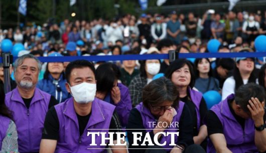 지난달 29일 오후 관악구 관악산으뜸공원에서 열린 이재명 더불어민주당 대선후보 유세를 찾은 이태원참사 유가족들이 이 후보의 유세를 지켜보고 있다. /뉴시스