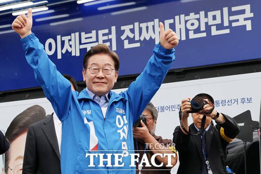 이날 경기 성남시 성남주민교회에서 기자회견을 연 이 후보는 '취임 후 첫 번째 업무로 무엇을 지시할 것인가'라는 질문에 "가장 주목해야 할 심각한 문제는 민생 문제"라며 "경제상황 점검을 가장 먼저 지시해야 하지 않을까 싶다"라고 답했다. /배정한 기자