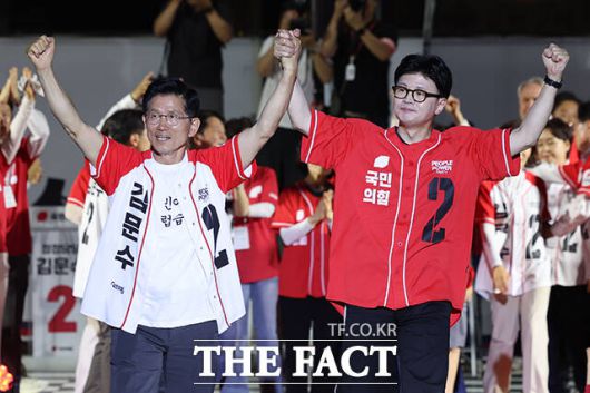 지지자들 향해 인사하는 김문수 후보와 한동훈 전 국민의힘 대표.