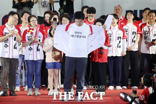 끝까지 방탄조끼를 입지 않았다고 보여주는 김문수 후보.