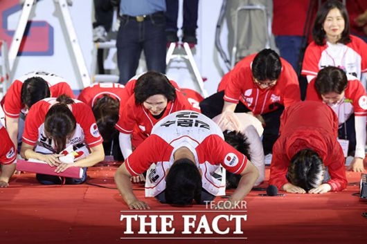 큰 절 하는 김문수 후보와 국민의힘 의원들.