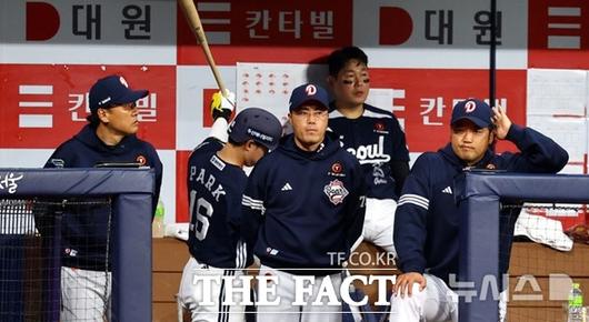 이승엽 전 두산 베어스 감독(맨 왼쪽)은 취임 당시 3년 안에 한국시리즈에 진출하겠다는 포부를 밝혔지만 임기를 채우지 못하고 물러났다. 더그아웃에서 뭔가를 응시하고 있는 이 전 감독. /뉴시스