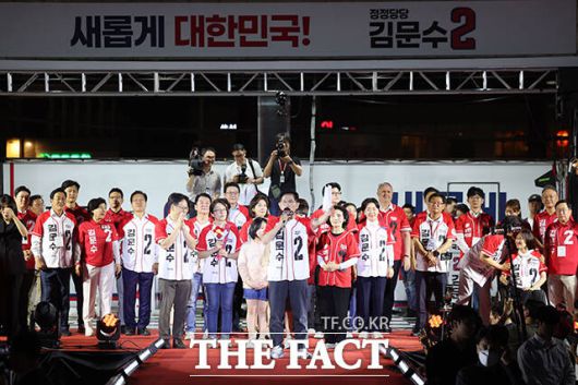 투표 독려하는 김문수 후보.