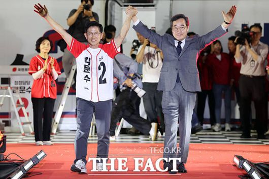 지지자들 향해 인사하는 김문수 후보와 이낙연 전 국무총리.