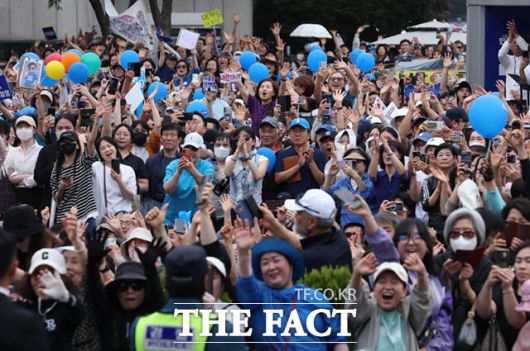 이재명 더불어민주당 대선 후보가 2일 오후 경기 성남시 야탑역 광장에서 열린 경기 성남시·광주시 집중유세를 위해 현장에 도착하자 시민들이 환호를 보내고 있다. /성남=배정한 기자