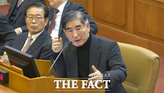 12·3 비상계엄을 사전 모의했다고 알려진 이른바 '햄버거집 회동' 자리에서 노상원 전 국군정보사령관이 윤석열 전 대통령을 만난 사실을 자랑하듯 말했다는 법정 증언이 나왔다. 김용현 전 국방부장관이 서울 종로구 헌법재판소에서 열린 윤석열 전 대통령 탄핵심판 4차 변론기일에 증인으로 출석해 질문에 답변하고 있다./헌법재판소