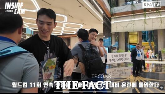 '승리의 함성으로! 우리는 대한민국이다!' 숙소 로비에 마련된 태극전사 격려 플래카드./KFATV