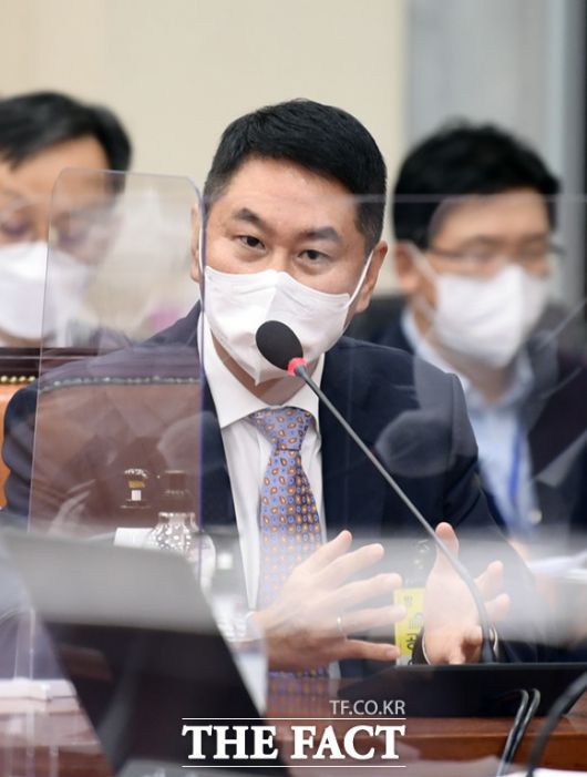 이석우 대표(사진)는 두나무의 경영 고문으로 남게 된다. /이새롬 기자