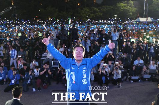 이재명 더불어민주당 대선 후보가 선거유세 마지막날인 2일 오후 ​서울 여의도공원 문화의마당에서 열린 집중유세에서 손을 들고 포즈를 취하고 있다. /배정한 기자