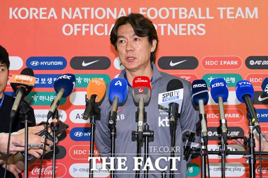 홍명보 한국 남자 축구 국가대표팀 감독이 2일 오전 인천국제공항을 통해 이라크로 출국하며 인터뷰를 하고 있다. /인천국제공항=장윤석 기자