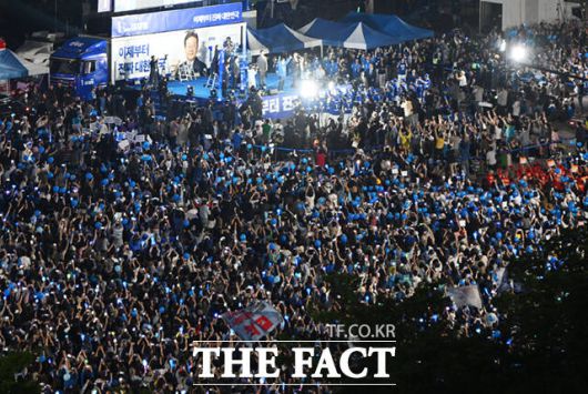 아울러 김건희 여사의 도이치모터스 주가조작 사건을 겨냥하듯 "주식시장에서 무슨 주가조작을 하는가"라며 "앞으로 이재명이 대통령이 되는 그 순간부터 대한민국에서 주가조작은 절대로 못 하게 할 것"이라고 단언했다. /배정한 기자