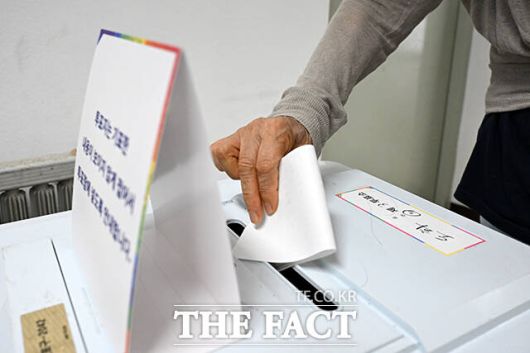 제21대 대통령선거 날인 3일 오전 서울 마포구 마포삼성아파트 관리사무소에 마련된 도화동제3투표소를 찾은 시민들이 투표를 하고 있다. /서예원 기자