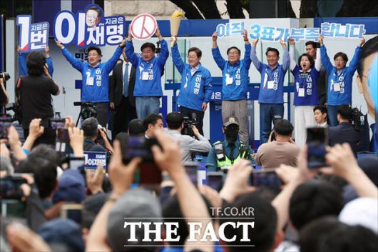 야탑역 유세장에선 성남시장 재임 시절 복지정책과 행정개혁 경험을 언급하며 "여기서 잘했다고 소문나서 경기지사가 되고, 대통령 후보가 됐다. 대한민국 큰 살림을 맡기면 몇십 배를 잘할 텐데 한번 그런 기회 누려보지 않겠나"라고 지지를 호소했다. /배정한 기자
