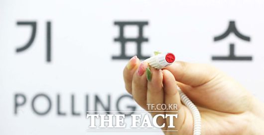 제21대 대통령선거를 하루 앞둔 2일 오후, 서울 송파구 마천동에 위치한 송파구 평생학습원에서 마천2동주민센터 직원들이 투표소를 설치하고 있다. /송파구