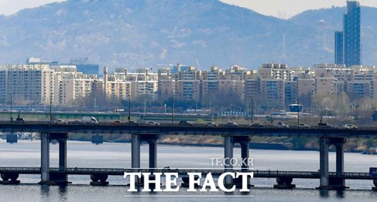 삼성물산과 현대건설은 지난달 30일 나란히 주요 은행들과 업무 협약을 맺었다고 발표했다. 사진은 압구정 현대아파트 일대다. /더팩트 DB