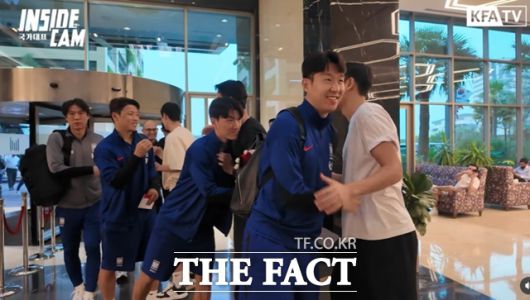 숙소에 먼저 도착해 있던 조유민 권경원 박용우 원두재가 선수단 본진을 로비에서 맞이하고 있다./KFATV