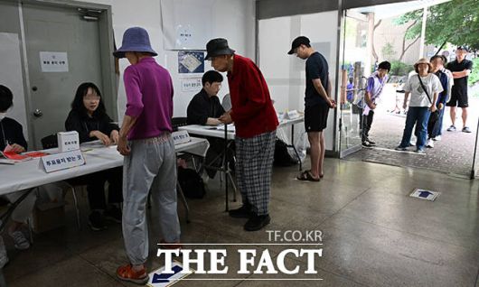 제21대 대통령선거 날인 3일 오전 서울 마포구 마포삼성아파트 관리사무소에 마련된 도화동제3투표소를 찾은 시민들이 투표를 하고 있다. /서예원 기자