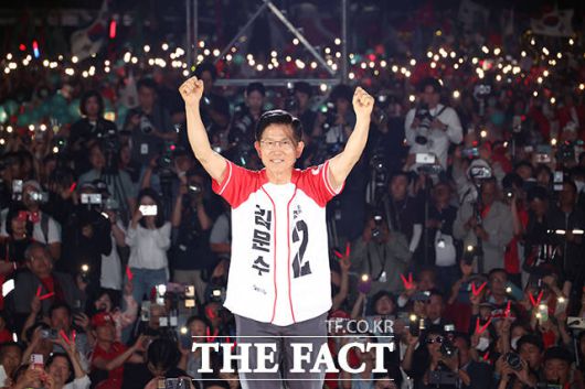 김문수 국민의힘 대통령 후보가 제21대 대통령 선거를 하루 앞둔 2일 오후 서울 중구 서울시청 앞 광장에서 열린 '울려라 함성, 들어라 승리의 메아리' 피날레 유세에서 양손을 들어보이고 있다. /뉴시스