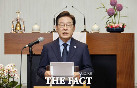 오후에는 '정치인 이재명'의 출발점인 성남으로 향했다. 정치 입문을 결심했던 성남주민교회에서 기자회견을 연 그는 "2004년 3월28일 오후 5시 이 교회 지하기도실에서 정치를 해야겠다고 마음먹었다"며 초심을 되새겼다. /배정한 기자