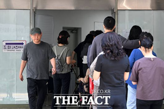 제21대 대통령선거일인 3일 전국에서 선거 관련 614건의 112신고가 접수됐다. 유권자가 투표도 하기 전에 이미 투표를 했다는 신고는 물론 투표를 방해하거나 소란을 피우는 사람도 있었다. 사진은 이날 오전 서울 마포구 마포삼성아파트 관리사무소에 마련된 도화동제3투표소를 찾은 시민들이 줄을 서고 있는 모습./서예원 기자