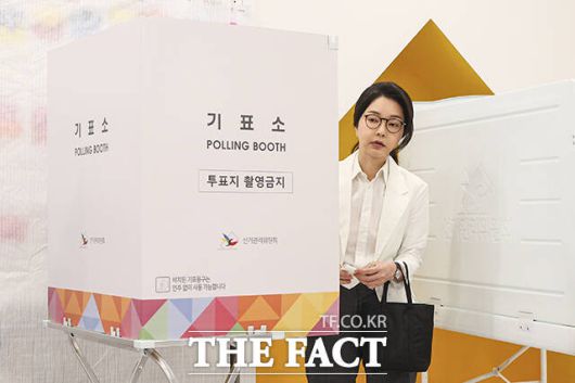 김건희 여사가 투표를 마친 뒤 기표소에서 나오고 있다. /임영무 기자