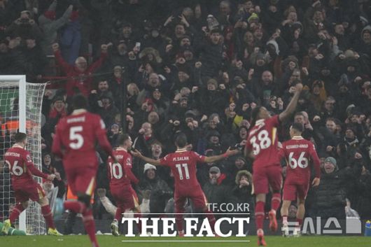 프리미어리그 맨체스터 유나이티드와 리버풀FC는 '라이벌'을 넘어 '앙숙'과 같다. 리버풀 모하메드 살라가 맨유전에서 골을 넣은 뒤 관중석을 향해 환호하는 모습. /뉴시스