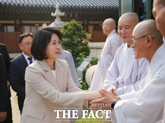 김혜경 여사가 지난달 27일 오후 충북 청주시 용화사를 방문해 스님들과 인사를 나누고 있다./뉴시스