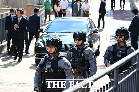 이날 CAT 요원들이 이재명 대통령의 취임식 이동을 앞두고 경비 태세를 강화한 모습.