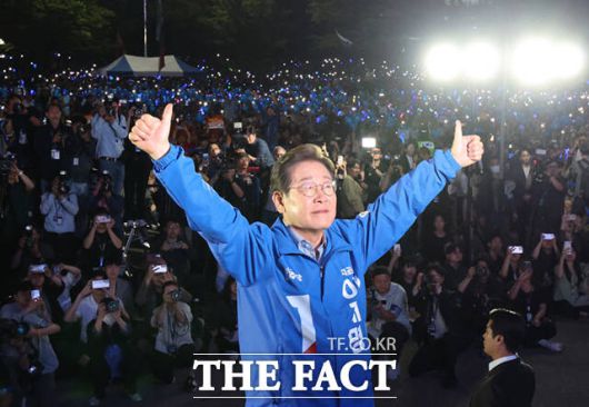 이재명 더불어민주당 대선 후보가 대선을 하루 앞둔 2일 서울 여의도공원 문화의마당에서 열린 마지막 유세에서 엄지손가락을 들어 '기호 1번'을 표시하며 지지를 호소하고 있다. /배정한 기자