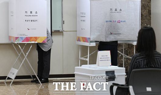 제21대 대통령선거가 끝난 가운데 전국에서 선거 관련 112신고가 총 1021건이 접수됐다. 유권자가 투표도 하기 전에 이미 투표가 됐다는 신고는 물론 투표용지를 촬영한 유권자, 투표방해 및 소란을 피우는 이들까지 다양한 내용으로 신고가 들어왔다. 사진은 제21대 대통령 선거 날인 3일 오전 서울 강남구 국민연금공단 서울남부지역본부에 마련된 논현1동 제3투표소를 찾은 시민이 투표를 하고 있는 모습. /박헌우 기자