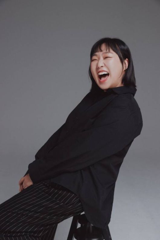 코미디언 이수지가 최근 제61회 백상예술대상에서 여자 예능상을 받은 소감을 밝혔다. 특히 만장일치로 받은 사실을 뒤늦게 알았다며 행복한 웃음을 보였다. /씨피엔터테인먼트