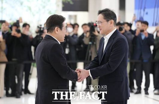 이재명 대통령(당시 당 대표)과 이재용 삼성전자 회장이 지난 3월 20일 서울 강남구 역삼동 삼성청년소프트웨어아카데미에서 만나 악수하고 있다. /박헌우 기자