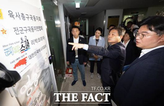 정준호 더불어민주당 중앙선거대책위원회 신속대응단 부단장을 비롯한 의원들이 지난달 31일 서울 종로구 '자손군(댓글로 나라를 구하는 자유손가락 군대)'이라는 댓글 조작팀을 만들어 여론 조작에 가담했다는 의혹을 받고 있는 보수 단체 리박스쿨을 항의방문했다. 2025.05.31. /뉴시스