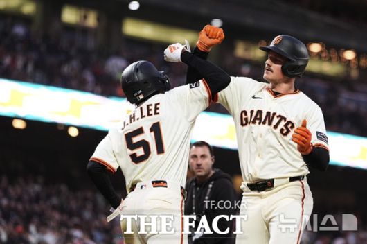 5일(한국시간) 샌디에이고전에서 6회말 2루타로 나간 이정후가 좌월 2점 홈런을 날린 맷 채프먼을 홈에서 반기고 있다. /샌프란시스코=AP.뉴시스
