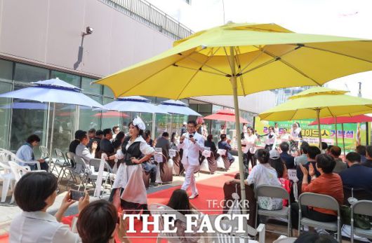 수공예작품으로 만든 옷을 입은 시니어 모델 공연 모습 /시흥시